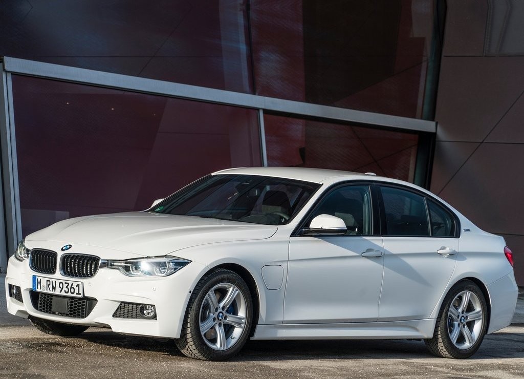 BMW 330e SEDAN PLUG-IN HYBRID